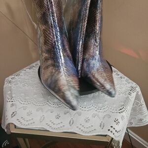 💞❤️‍🩹Women Metallic Snake-Print Pointed Toe Boots - Iridescent Silver - NWOT🧡